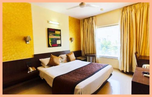 En eller flere senge i et værelse på Hotel The Silver Inn Mumbai