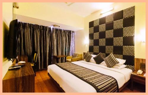 En eller flere senge i et værelse på Hotel The Silver Inn Mumbai