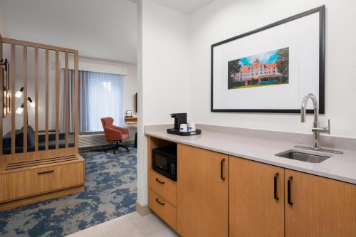 Hampton Inn & Suites Southern Pines-Pinehurst في Aberdeen: مطبخ مع حوض وطاولة عمل