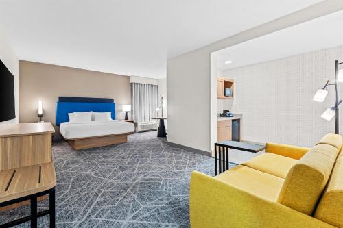 Una cama o camas en una habitación de Hampton Inn & Suites Tifton