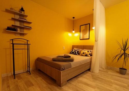 En eller flere senge i et værelse på Уютная однокомнатная квартира в тихом районе