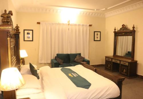 En eller flere senge i et værelse på Musketeers Resort