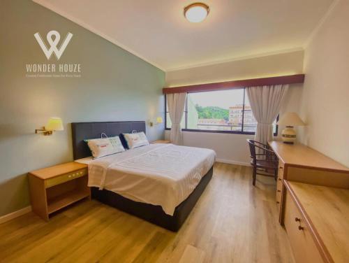 Una cama o camas en una habitación de Cozy Highlands Escape at Copthorne Cameron Highlands