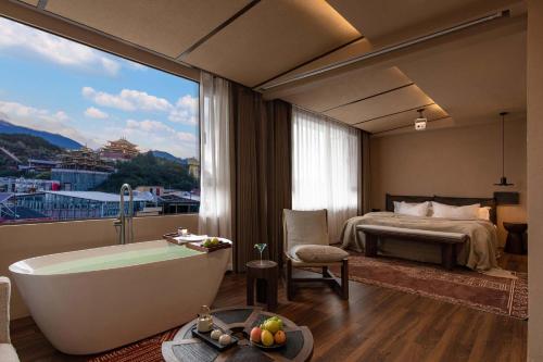 Ένα ή περισσότερα κρεβάτια σε δωμάτιο στο LAKHAM DAR. YuYueju Boutique Stay