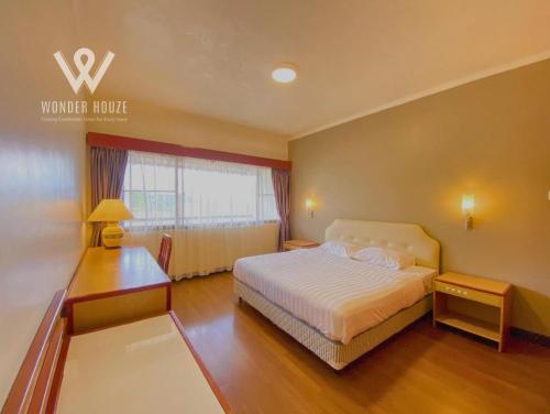 Una cama o camas en una habitación de Cozy Highlands Escape at Copthorne Cameron Highlands