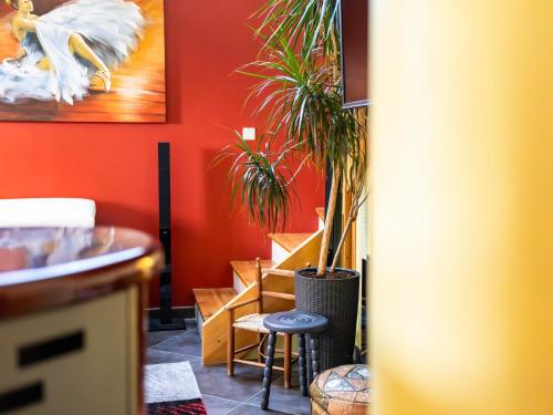 ガンガンにあるTi harmonielの2つの鉢植えと赤い壁のある部屋
