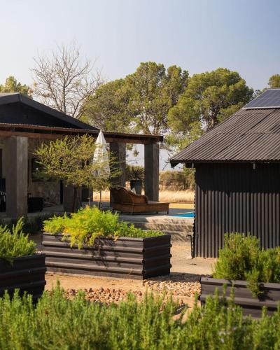 a garden with some plants and a building at Twyfelberg Karoo Hideaway in Britstown