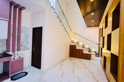 Фотография из галереи Brand New 4bhk stylish and spacious Duplex house with kitchen, bathtub with modern interiors close to railway station and bus stand в городе Тирупати