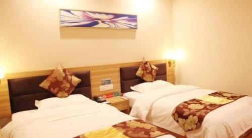 Postel nebo postele na pokoji v ubytování GreenTree Alliance Yichang East Yichang Station Hotel