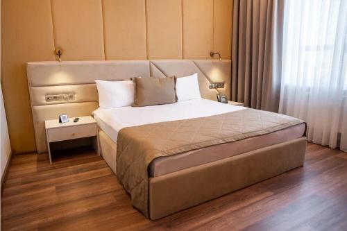 Green Wellness Burabay في بوروفوي: غرفة نوم بها سرير كبير في الغرفة