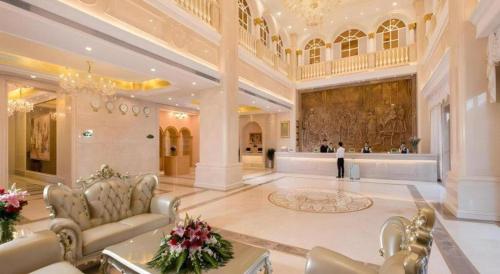 a large lobby with couches and a large building at Vienna International Hotel Guangzhou Jichang Road Huangshi in Guangzhou