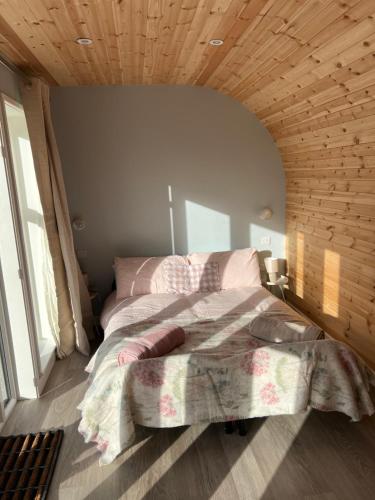 Postel nebo postele na pokoji v ubytování The Cabin