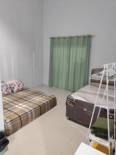 una camera con due letti e un letto a castello di Berastagi a Berastagi