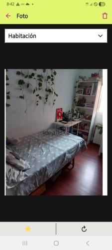 a picture of a room with a table with a plant at villa Amparo in Villaviciosa de Odón