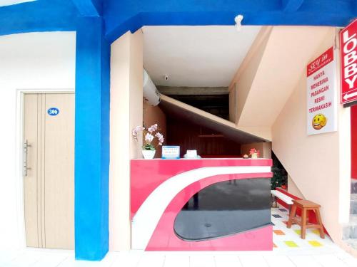 een Lego-huis met een toonbank aan de zijkant bij Sky In Homestay Syariah near RSUD Sogaten RedPartner in Madiun