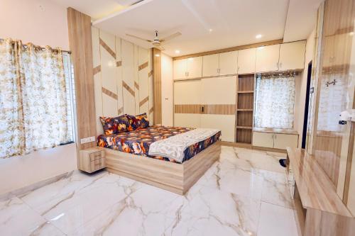 Кровать или кровати в номере Brand New 4bhk stylish and spacious Duplex house with kitchen, bathtub with modern interiors close to railway station and bus stand