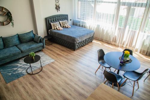Closer to the Sea - Modern Terrace Stay في ساولكراستي: غرفة معيشة بها أريكة وطاولة