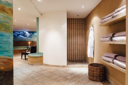 a room with a bathroom with towels on shelves at Bergkristall Ladis in Ladis