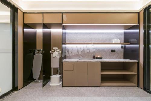 een badkamer met een wastafel en een toilet bij JI Hotel Shanghai Xuhui Riverside West Bank Center in Shanghai