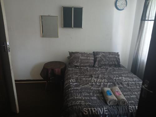 een slaapkamer met een bed met een hond erop bij Braai and chill getaway in Goodwood