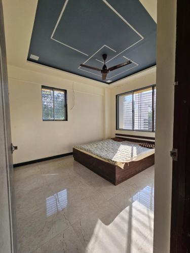 Un dormitorio con una cama y un techo. en Swami Greens - Private Peaceful Staycation, en Jāmb