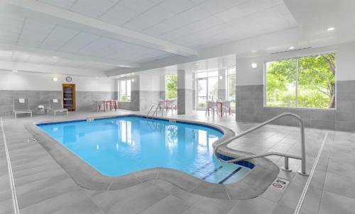 a large swimming pool in a building with at Hilton Garden Inn Des Moines/Urbandale in Urbandale