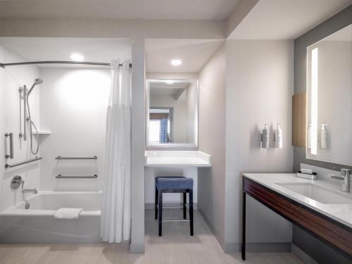 Koupelna v ubytování Hilton Garden Inn Des Moines/Urbandale