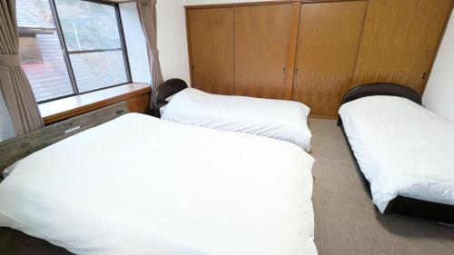 Nomuroにあるコテージ自給自足 伊根のベッドが2つと窓のある部屋