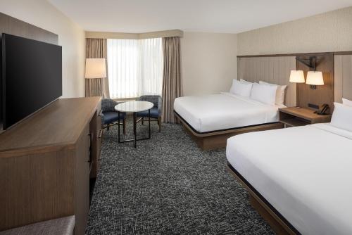 Giường trong phòng chung tại DoubleTree by Hilton Jackson