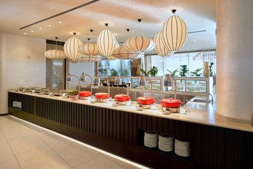 una fila di buffet in un ristorante con cibo rosso e bianco di Kefaluka Resort a Akyarlar