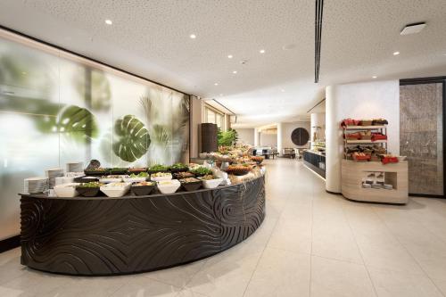 una linea a buffet con ciotole in esposizione di Kefaluka Resort a Akyarlar