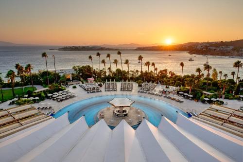vista su una piscina in un resort con il tramonto di Kefaluka Resort a Akyarlar