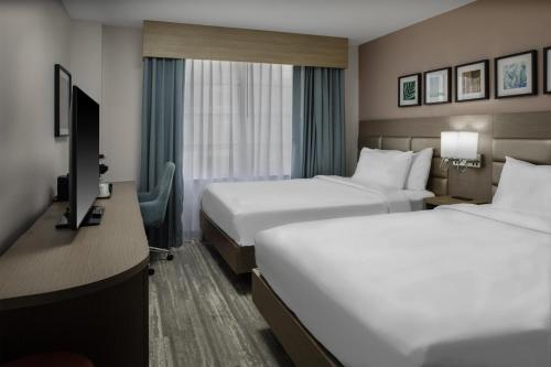 Ένα ή περισσότερα κρεβάτια σε δωμάτιο στο Hilton Garden Inn Miami South Beach