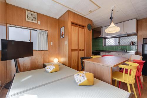 a kitchen with two beds and a table with chairs at NOKA stay MIZUE - オープン特別価格, 最大6名貸切, 浅草 東京 銀座 上野 30分, ディズニー 新宿 渋谷40分 in Tokyo