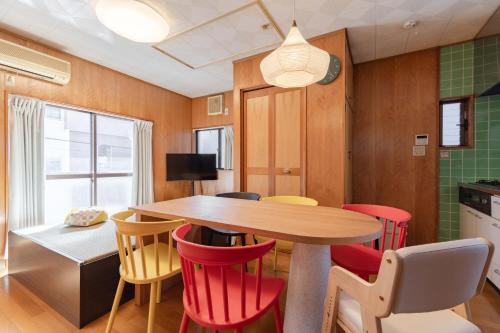 a kitchen and dining room with a wooden table and chairs at NOKA stay MIZUE - オープン特別価格, 最大6名貸切, 浅草 東京 銀座 上野 30分, ディズニー 新宿 渋谷40分 in Tokyo
