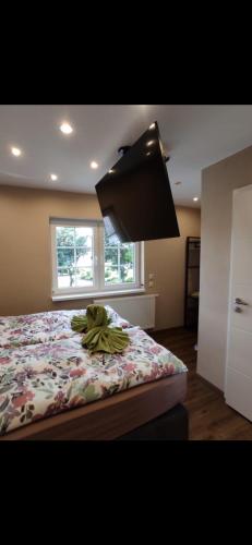 Una cama o camas en una habitación de Pension Kastanienhof