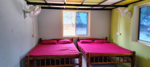 Postel nebo postele na pokoji v ubytování JRN ISLAND BEACH STAY Honnavar