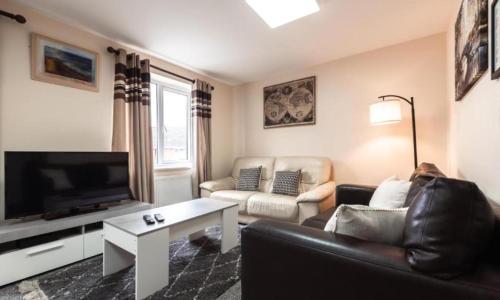 Et tv og/eller underholdning på 4BR Family Home Sleeps 7 Free Parking Garden Retreat