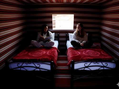 Postel nebo postele na pokoji v ubytování Wadi Rum Stargazing Camp