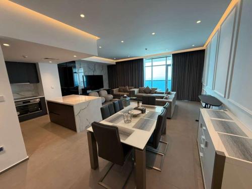 Kuchyň nebo kuchyňský kout v ubytování Luxury Sea View Hotel Apartment