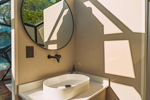 Et badeværelse på The Dome, Private Pool, Hot tub, Free Standing Bath, Private Game Reserve, Stargazing, Giraffe Tower, Romantic Getaway, Ultimate Bush Luxury