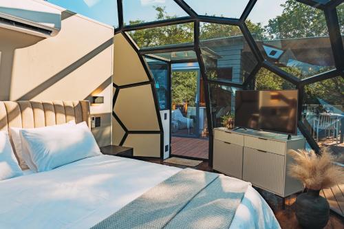 En eller flere senge i et værelse på The Dome, Private Pool, Hot tub, Free Standing Bath, Private Game Reserve, Stargazing, Giraffe Tower, Romantic Getaway, Ultimate Bush Luxury