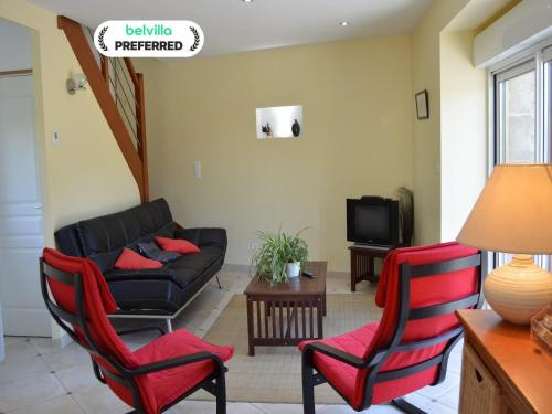 Isigny-le-BuatにあるPeaceful Stay near Lakeのソファと椅子2脚のあるリビングルーム