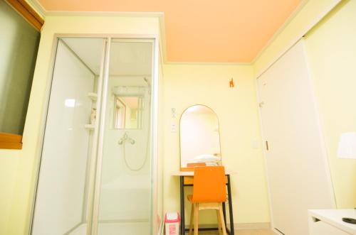 ソウルにあるロンバード ハウスのバスルーム(シャワー、オレンジ色の椅子付)