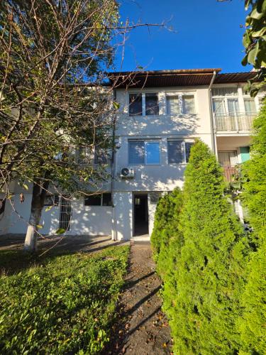 Airport nest Sarajevo في سراييفو: أمامه بيت أبيض تحوط