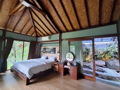 Un pat sau paturi într-o cameră la Tirta Arsanta Hot Springs & Villa