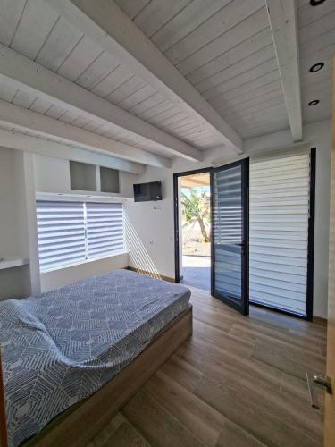 una camera da letto con un letto e una grande finestra di Chalet Los Molinos a La Oliva