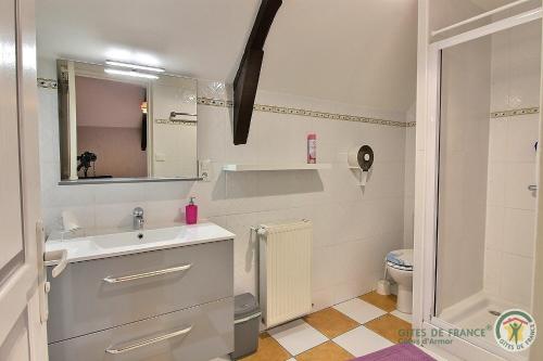 ein Badezimmer mit Waschbecken und Toilette in der Unterkunft Beau soleil in Aucaleuc