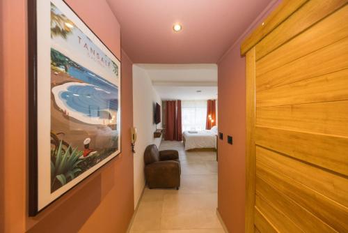 un couloir avec une porte menant à une chambre dans l'établissement Juliette Signature Studio - T1 de 25m2 - Centre-ville de Saint-Denis, à Saint-Denis