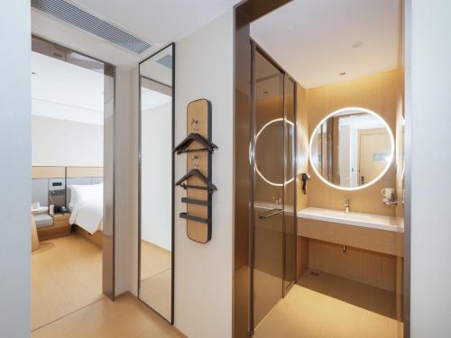 Un baño de JI Hotel Shenzhen Bao'an International Airport